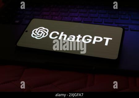 18. Juli 2024, Paraguay. In dieser Abbildung wird das ChatGPT-Logo auf einem Smartphone-Bildschirm angezeigt Stockfoto