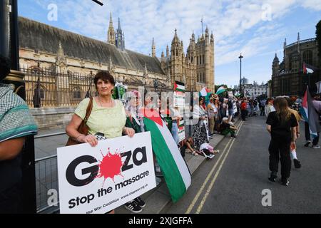 Parliament Square, London, Großbritannien. Juli 2024. Israel Hamas-Krieg: Palästinensische Anhänger bilden einen Ring um das Parlament. Quelle: Matthew Chattle/Alamy Live News Stockfoto