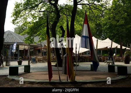 Am Drielandenpunt (Dreiländerpunkt oder Dreiländerpunkt), wo sich Belgien, Deutschland und die Niederlande treffen, können Sie drei Länder auf einmal besuchen Stockfoto
