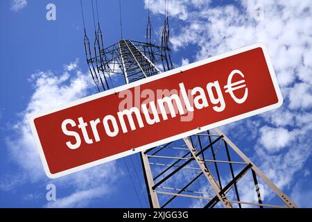 FOTOMONTAGE, Hochspannungsmast und Schild mit Aufschrift Stromumlage *** FOTOMONTAGE, Hochspannungspylon und Schild mit Aufschrift Stromabgabe Stockfoto