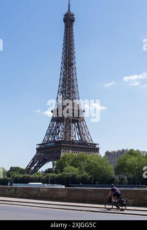 Paris, Frankreich 07.17.2024 Radfahrer am Eiffelturm an einem warmen und sonnigen Sommertag. Kopierbereich Stockfoto