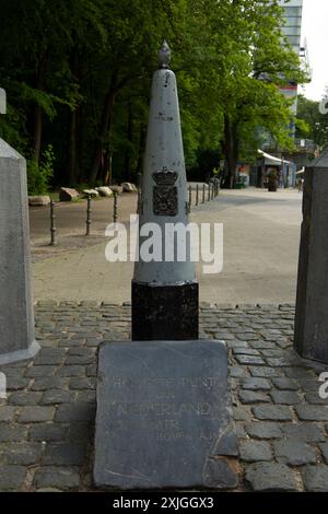 Am Drielandenpunt (Dreiländerpunkt oder Dreiländerpunkt), wo sich Belgien, Deutschland und die Niederlande treffen, können Sie drei Länder auf einmal besuchen Stockfoto