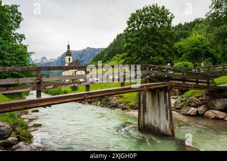 Blick auf die Pfarrkirche St. Sebastian in Ramsau in Bayern. Stockfoto