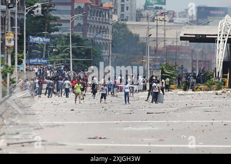 Dhaka, Wari, Bangladesch. Juli 2024. Studenten nehmen am 18. Juli 2024 an dem anhaltenden Protest gegen die Quoten in Dhaka Teil. Bangladeschische Studenten drängten am 18. Juli mit landesweiten Protesten gegen die Regeln für die Einstellung öffentlicher Dienste, indem sie einen Olivenzweig von Premierminister Scheich Hasina zurückwiesen, der Gerechtigkeit für 18 Tote bei den Demonstrationen versprach. (Kreditbild: © Habibur Rahman/ZUMA Press Wire) NUR REDAKTIONELLE VERWENDUNG! Nicht für kommerzielle ZWECKE! Stockfoto