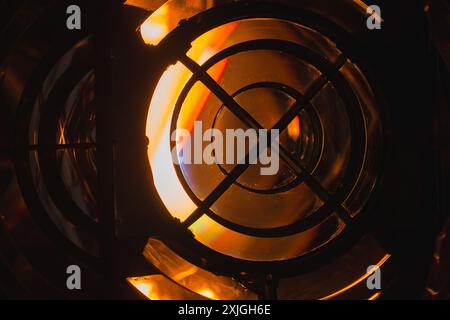 Eine Leuchtturmlampe mit Fresnel-Linse. Es handelt sich um eine Kompaktlinse aus Verbundwerkstoff, die vom französischen Physiker Augustin-Jean Fresnel für den Einsatz in Licht entwickelt wurde Stockfoto