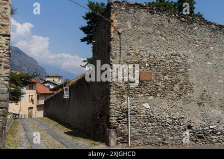 Antike römische Mauern der Gemeinde Susa, typische und kleine Stadt in Norditalien, mit Überresten des antiken Roms und mittelalterlicher Architektur. Stockfoto