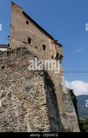 Antike römische Mauern und Adelaide-Burg Susa, typische und kleine Stadt in Italien, mit Überresten des antiken Roms und mittelalterlicher Architektur. Stockfoto