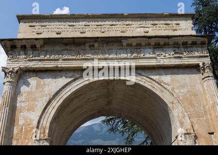 Augustusbogen in Susa, typische und kleine Stadt in Norditalien, mit Überresten des antiken Roms und mittelalterlicher Architektur Stockfoto