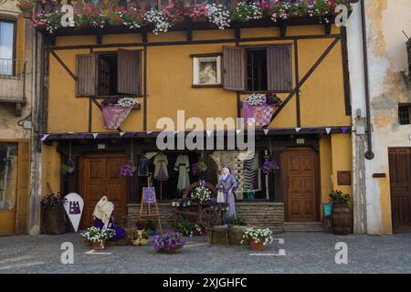 Borgo Storico von Susa, typische und kleine Stadt in Norditalien, mit Überresten des antiken Roms und mittelalterlicher Architektur Stockfoto