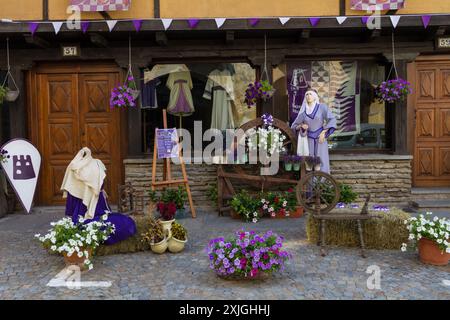 Borgo Storico von Susa, typische und kleine Stadt in Norditalien, mit Überresten des antiken Roms und mittelalterlicher Architektur Stockfoto