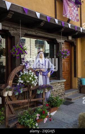 Borgo Storico von Susa, typische und kleine Stadt in Norditalien, mit Überresten des antiken Roms und mittelalterlicher Architektur Stockfoto