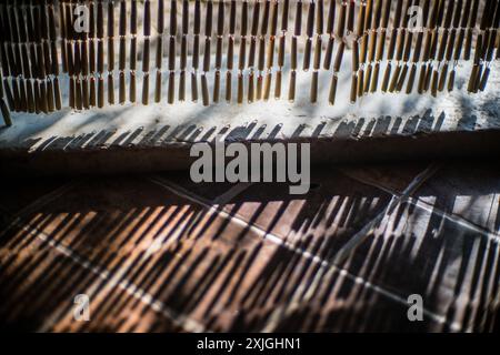 Künstlerische Nahaufnahme von perlenbesetzten Vorhängen, die Schatten in Fuenteheridos werfen, in der Provinz Huelva, Andalusien, Spanien. Stockfoto