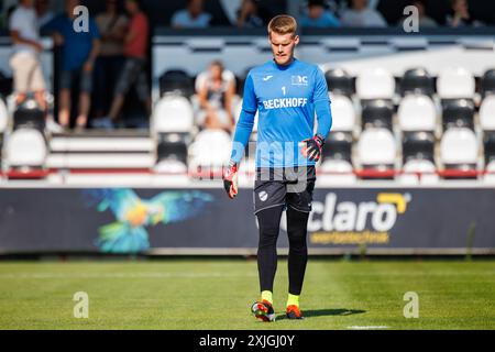 Philipp Schulze (SC Verl, #01) GER, SC Verl vs. FC Schalke 04, Fussball, Testspiel, Spielzeit 2024/2025, 18.07.2024 DFL-Vorschriften verbieten die Verwendung von Fotografen als Bildsequenzen und/oder Quasi-Video. Foto: Eibner-Pressefoto / Jan Strohdiek Stockfoto