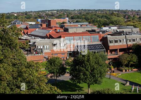 Tamworth, West midlands, Großbritannien 07 02 2022, ariel Blick auf das Einkaufszentrum Ankerside direkt neben dem Schlossgelände Stockfoto