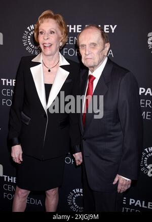 Beverly Hills, USA. Juli 2024. Der legendäre Komiker Bob Newhart, 94, starb am 18. Juli 2024 in seinem Haus in Los Angeles nach einer Reihe von kurzen Krankheiten. Carol Burnett und Bob Newhart im Paley Center for Media's The Paley Honors: A Special Tribute to Television's Comedy Legends, das am 21. November 2019 im Beverly Wilshire Hotel in Beverly Hills, CA. © Janet Gough/AFF-USA stattfand. COM Credit: AFF/Alamy Live News Stockfoto