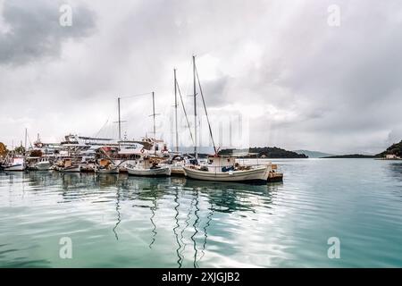 Bootstour vom Hafen Nidri in Lefkada oder der griechischen Insel Lefkas, Ionisches Meer in der Nähe von Preveza. Sommerurlaub auf dem Boot, bewölkter Himmel Stockfoto