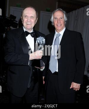 Beverly Hills, USA. Juli 2024. Der legendäre Komiker Bob Newhart, 94, starb am 18. Juli 2024 in seinem Haus in Los Angeles nach einer Reihe von kurzen Krankheiten. 10. Juni 2013 Beverly Hills, CA. Bob Newhart und Henry Winkler 3. Annual Critics' Choice Television Awards im Beverly Hilton Hotel © Tammie Arroyo/AFF-USA. COM Credit: AFF/Alamy Live News Stockfoto