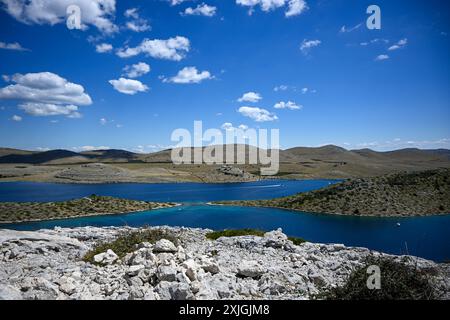 Wunderschöne Landschaft des kornati-Nationalparks in kroatien mit türkisfarbenem Wasser an einem sonnigen Tag mit weißen Wolken. Stockfoto