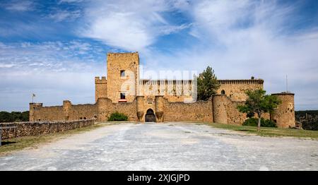 Mittelalterliche Burg Pedraza, Segovia, Castilla y Leon, Spanien, mit ihren Mauern, turm und blauer Himmel bei Tageslicht Stockfoto