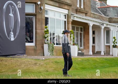 18. Juli 2024; Royal Troon Golf Club, Troon, South Ayrshire, Schottland; 1. Runde der Open Championship; Tiger Woods wartet auf das Spiel vor dem Royal Troon Clubhouse auf dem 18. Green Stockfoto