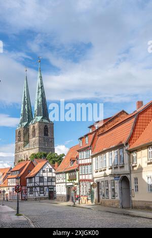 Quedlinburg, Deutschland; 16. Juli 2024 - Ein Blick auf alte Fachwerkhäuser in Quedlinburg. Stockfoto