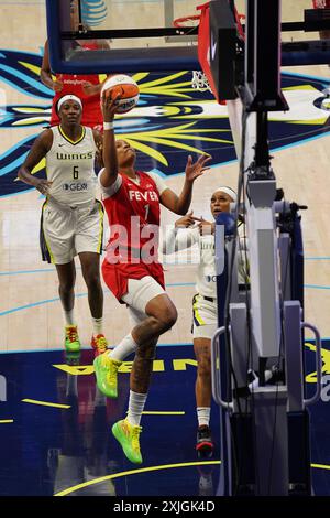 Arlington, Texas, USA. Juli 2024. NaLyssa Smith #1 von Indiana Fever fährt während des WNBA-Spiels zwischen den Dallas Wings und dem Indiana Fever im College Park Center in den Korb. Endpunktzahl Dallas 101 Indiana 93. Am 17. Juli 2024 in Arlington, Texas. (Kreditbild: © Javier Vicencio/eyepix via ZUMA Press Wire) NUR REDAKTIONELLE VERWENDUNG! Nicht für kommerzielle ZWECKE! Stockfoto