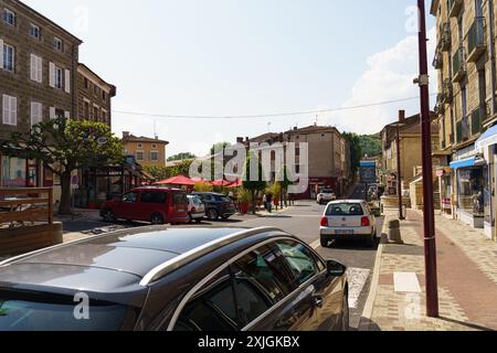 Langeac, Frankreich - 28. Mai 2023: Blick auf eine Straße in Langeac, Frankreich, an einem sonnigen Tag. Autos stehen entlang der Straße und es gibt Gebäude auf Ei Stockfoto