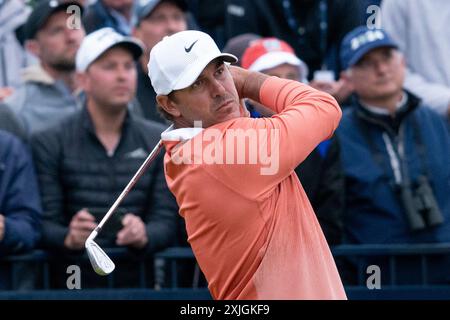 Troon, Schottland, Großbritannien. Juli 2024. Runde eins der 152. Open Championship, die auf dem Golfplatz Royal Troon ausgetragen wird. PIC; Brooks Koepka 17. Abschlag. Iain Masterton/Alamy Live News Stockfoto