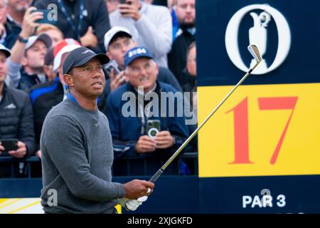 Troon, Schottland, Großbritannien. Juli 2024. Runde eins der 152. Open Championship, die auf dem Golfplatz Royal Troon ausgetragen wird. PIC; Tiger Woods T-Stück Schuss 17. Iain Masterton/Alamy Live News Stockfoto