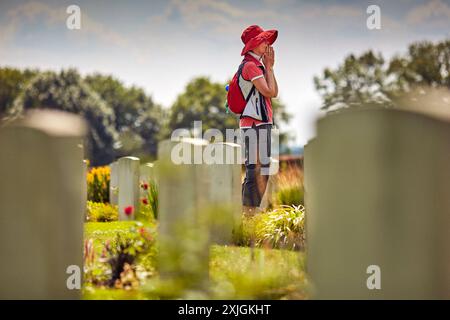 Groesbeek, Niederlande. Juli 2024. Ein Teilnehmer an den 4Days Marches auf dem Groesbeek Canadian war Cemetery. Auf dem Friedhof befinden sich die Gräber von 2.619 Soldaten, die im Zweiten Weltkrieg ums Leben kamen. Die Wanderer stehen vor dem Opferkreuz, einem Kreuz aus Portland-Stein mit einem Metallschwert auf der Oberseite. Dieses Jahr ist 80 Jahre her, dass in Groesbeek im Rahmen der Operation Market Garden ein großangelegter Luftangriff stattfand. Quelle: SOPA Images Limited/Alamy Live News Stockfoto