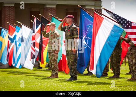 Groesbeek, Niederlande. Juli 2024. Militärteilnehmer aus verschiedenen Ländern halten eine Zeremonie zum Gedenken an den gefallenen Weltkrieg ab. Auf dem Friedhof befinden sich die Gräber von 2.619 Soldaten, die im Zweiten Weltkrieg ums Leben kamen. Die Wanderer stehen vor dem Opferkreuz, einem Kreuz aus Portland-Stein mit einem Metallschwert auf der Oberseite. Dieses Jahr ist 80 Jahre her, dass in Groesbeek im Rahmen der Operation Market Garden ein großangelegter Luftangriff stattfand. Quelle: SOPA Images Limited/Alamy Live News Stockfoto