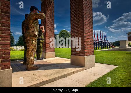 Groesbeek, Niederlande. Juli 2024. Am dritten Tag des Spaziergangs halten diese Teilnehmer der 4Days Marches am Canadian war Cemetery in Groesbeek. Auf dem Friedhof befinden sich die Gräber von 2.619 Soldaten, die im Zweiten Weltkrieg ums Leben kamen. Die Wanderer stehen vor dem Opferkreuz, einem Kreuz aus Portland-Stein mit einem Metallschwert auf der Oberseite. Dieses Jahr ist 80 Jahre her, dass in Groesbeek im Rahmen der Operation Market Garden ein großangelegter Luftangriff stattfand. Quelle: SOPA Images Limited/Alamy Live News Stockfoto