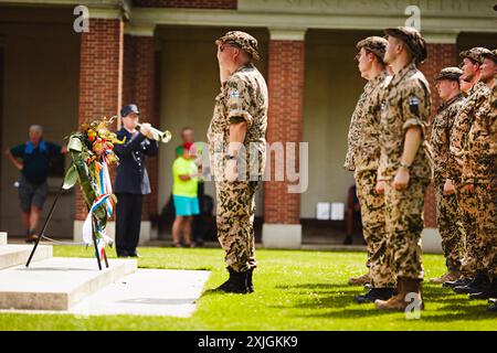 Groesbeek, Niederlande. Juli 2024. Finnische Militärteilnehmer an den 4Days Marches halten am dritten Wandertag auf dem kanadischen Friedhof. Auf dem Friedhof befinden sich die Gräber von 2.619 Soldaten, die im Zweiten Weltkrieg ums Leben kamen. Die Wanderer stehen vor dem Opferkreuz, einem Kreuz aus Portland-Stein mit einem Metallschwert auf der Oberseite. Dieses Jahr ist 80 Jahre her, dass in Groesbeek im Rahmen der Operation Market Garden ein großangelegter Luftangriff stattfand. Quelle: SOPA Images Limited/Alamy Live News Stockfoto