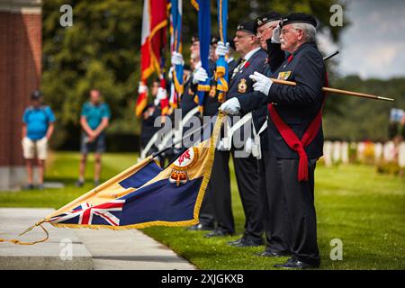 Groesbeek, Niederlande. Juli 2024. Ehrenwache auf dem kanadischen Friedhof während des dritten Wandertages der 4-Tage-Märsche. Auf dem Friedhof befinden sich die Gräber von 2.619 Soldaten, die im Zweiten Weltkrieg ums Leben kamen. Die Wanderer stehen vor dem Opferkreuz, einem Kreuz aus Portland-Stein mit einem Metallschwert auf der Oberseite. Dieses Jahr ist 80 Jahre her, dass in Groesbeek im Rahmen der Operation Market Garden ein großangelegter Luftangriff stattfand. (Foto: Norbert Voskens/SOPA Images/SIPA USA) Credit: SIPA USA/Alamy Live News Stockfoto