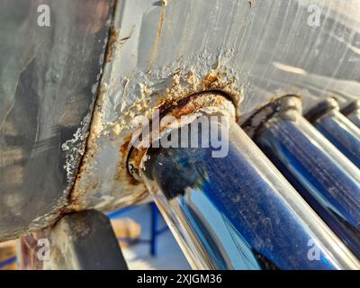 Wasserverlust in solaren Warmwasserbehälterrohren. Stockfoto