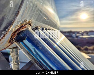 Wasserverlust in solaren Warmwasserbehälterrohren. Stockfoto