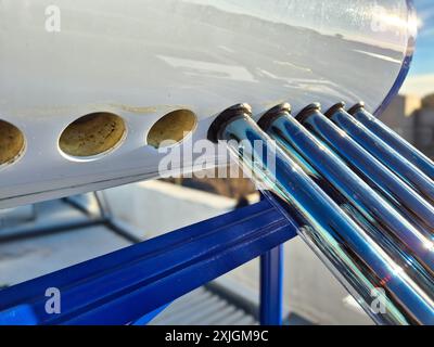 Montage des Solar-Warmwasserbehälters. Stockfoto