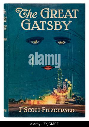 The Great Gatsby von F. Scott Fitzgerald (1896–1940), spielt 1922 während der Prohibition und des Jazz Age und gilt heute als Meisterwerk der amerikanischen Literatur. Foto des ersten Titelbildes, das 1925 von Charles Scribner's Sons in New York veröffentlicht wurde, mit Kunstwerken von Francis Cugat. Kredit: Privatsammlung / AF fotografie Stockfoto