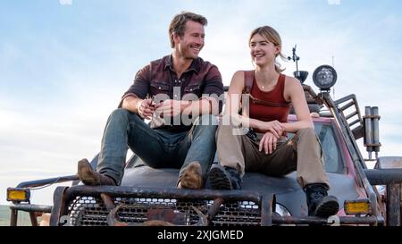 Twisters (2024) unter der Regie von Lee Isaac Chung mit Daisy Edgar-Jones als Kate und Glen Powell als Tyler. Sturmjäger und rücksichtsloser Social-Media-Superstar Tyler Owens kollidieren, als schreckliche Phänomene ausgelöst werden, die noch nie zuvor gesehen wurden. Werbefoto***NUR REDAKTIONELLE VERWENDUNG***. Quelle: BFA / Melinda Sue Gordon / Warner Bros Stockfoto