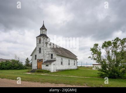 Verlassene historische weiße Kirche im Dorf Plato, Saskatchewan, Kanada Stockfoto