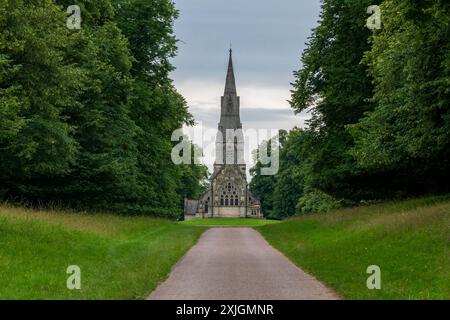 Ripon, North Yorkshire, 18. Juli 2024. Die St. Mary’s Church ist vom Studley Royal Park aus zu sehen Stockfoto