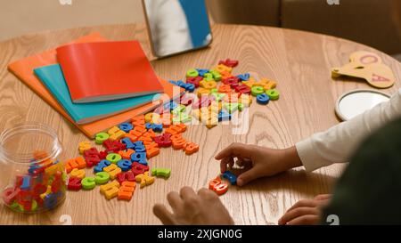 Hände Menschen Eltern Kinder sammeln Lernen Briefe Kinder Entwicklung Krankenschwester Kindergarten Bildung Vorschule englisch Alphabet Spiel Stockfoto