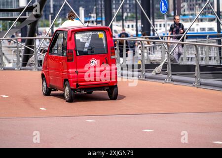 Minicar, Modell Canta, Kleinstwagen, bis 45 kmh schnell, dürfen ab 15 Jahre alter gefahren werden, dürfen Radwege benutzen, sehr beliebt in Amsterdam, weil sie fast überall einen Parkplatz finden, Niederlande Minicars *** Minicar, Modell Canta, kleinstes Auto, bis 45 kmh schnell, fahrbar ab 15 Jahren, kann Radwege benutzen, die in Amsterdam sehr beliebt sind, weil sie fast überall einen Parkplatz finden können, Niederlande Minicars Stockfoto
