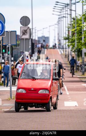 Minicar, Modell Canta, Kleinstwagen, bis 45 kmh schnell, dürfen ab 15 Jahre alter gefahren werden, dürfen Radwege benutzen, sehr beliebt in Amsterdam, weil sie fast überall einen Parkplatz finden, Niederlande Minicars *** Minicar, Modell Canta, kleinstes Auto, bis 45 kmh schnell, fahrbar ab 15 Jahren, kann Radwege benutzen, die in Amsterdam sehr beliebt sind, weil sie fast überall einen Parkplatz finden können, Niederlande Minicars Stockfoto