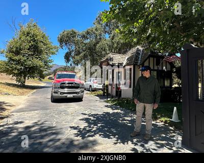 Santa Ynez, Kalifornien, USA. Juli 2024. Ein Orange County Feuerwehrauto verlässt die Neverland Ranch. Die Ranch wurde von Feuerwehrleuten vor Cal Fire gerettet. (Kreditbild: © Amy Katz/ZUMA Press Wire) NUR REDAKTIONELLE VERWENDUNG! Nicht für kommerzielle ZWECKE! Stockfoto