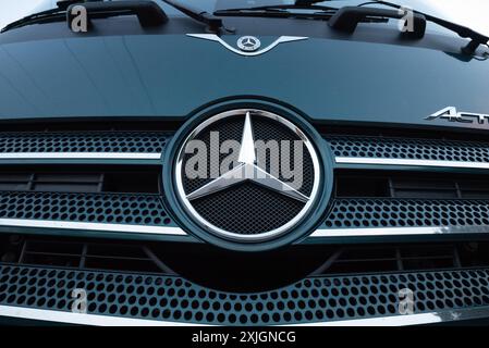 Daimler Mercedes Benz Logo auf einem Actros Lkw Stockfoto