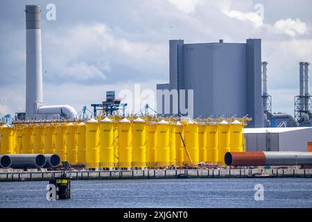 Uniper Kohlekraftwerk, hinter, vor SIF Offshore Foundaitons, Herstellung von Fundamenten, Monopiles, für Offshore-Windturbinen, auf diesen p Stockfoto