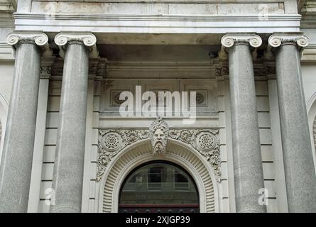 Birmingham Apple Store in einem ehemaligen Bankgebäude an der 128 New Street Stockfoto