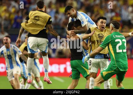 Argentinas Fußballspieler feiern nach Stürmer Lautaro Martinez, der im Finale der Copa America USA 2024 im Hard Rock Stadium am 14. Juli 2024 ein Tor gegen Kolumbien erzielte. Copyright: XALEJANDROxPAGNIx Stockfoto