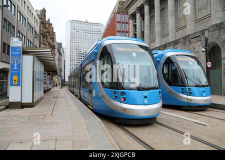 Straßenbahnen vor dem Rathaus von Birmingham im Stadtzentrum Stockfoto